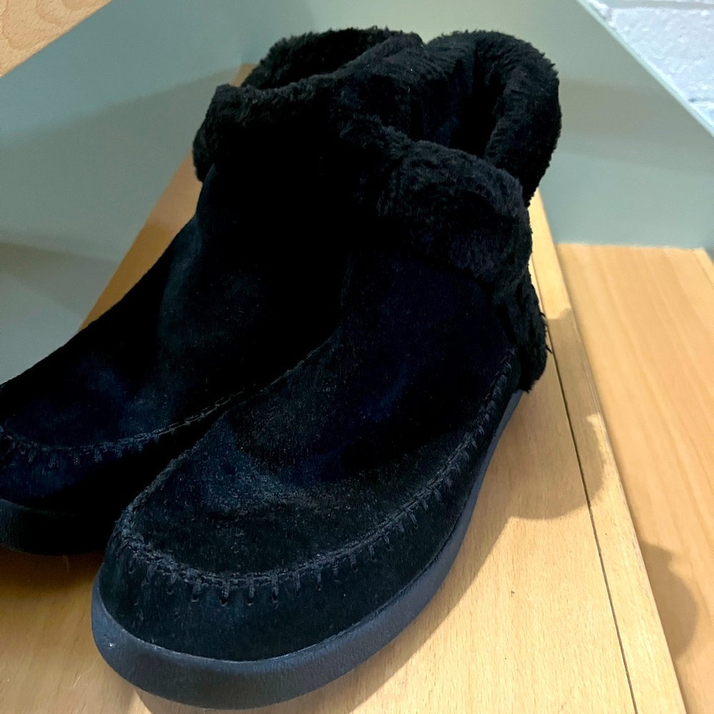 Sanuk fur winter booties.  Size 7